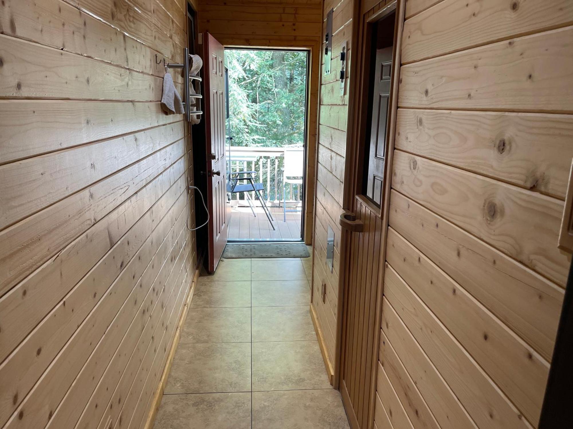 Luxury Pocono Retreat With Hot Tub, Sauna, Fire Pit, And Patio *