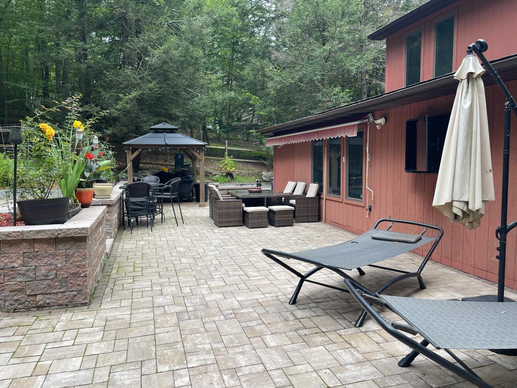Luxury Pocono Retreat With Hot Tub, Sauna, Fire Pit, And Patio East Stroudsburg