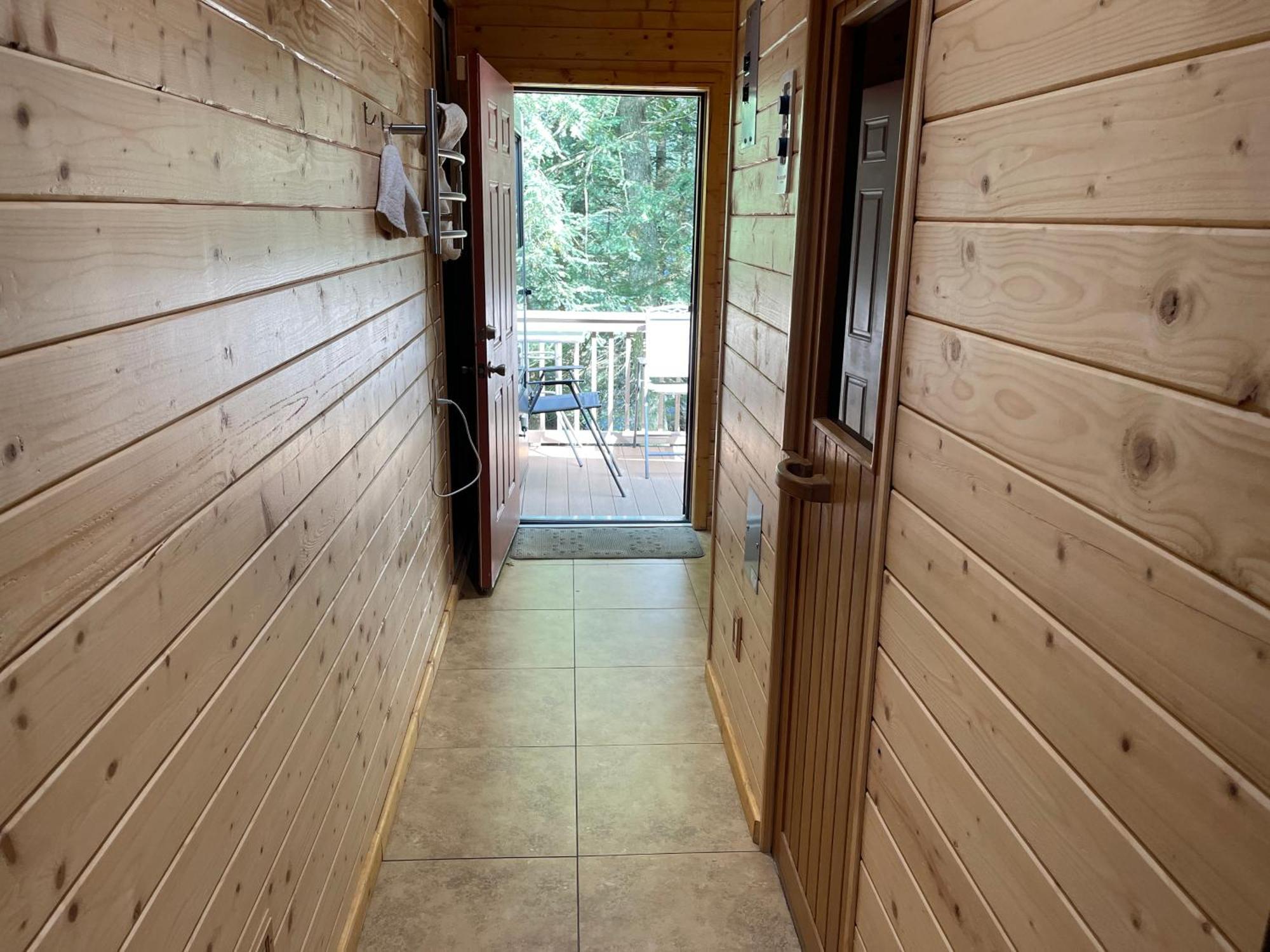 Luxury Pocono Retreat With Hot Tub, Sauna, Fire Pit, And Patio Holiday home East Stroudsburg
