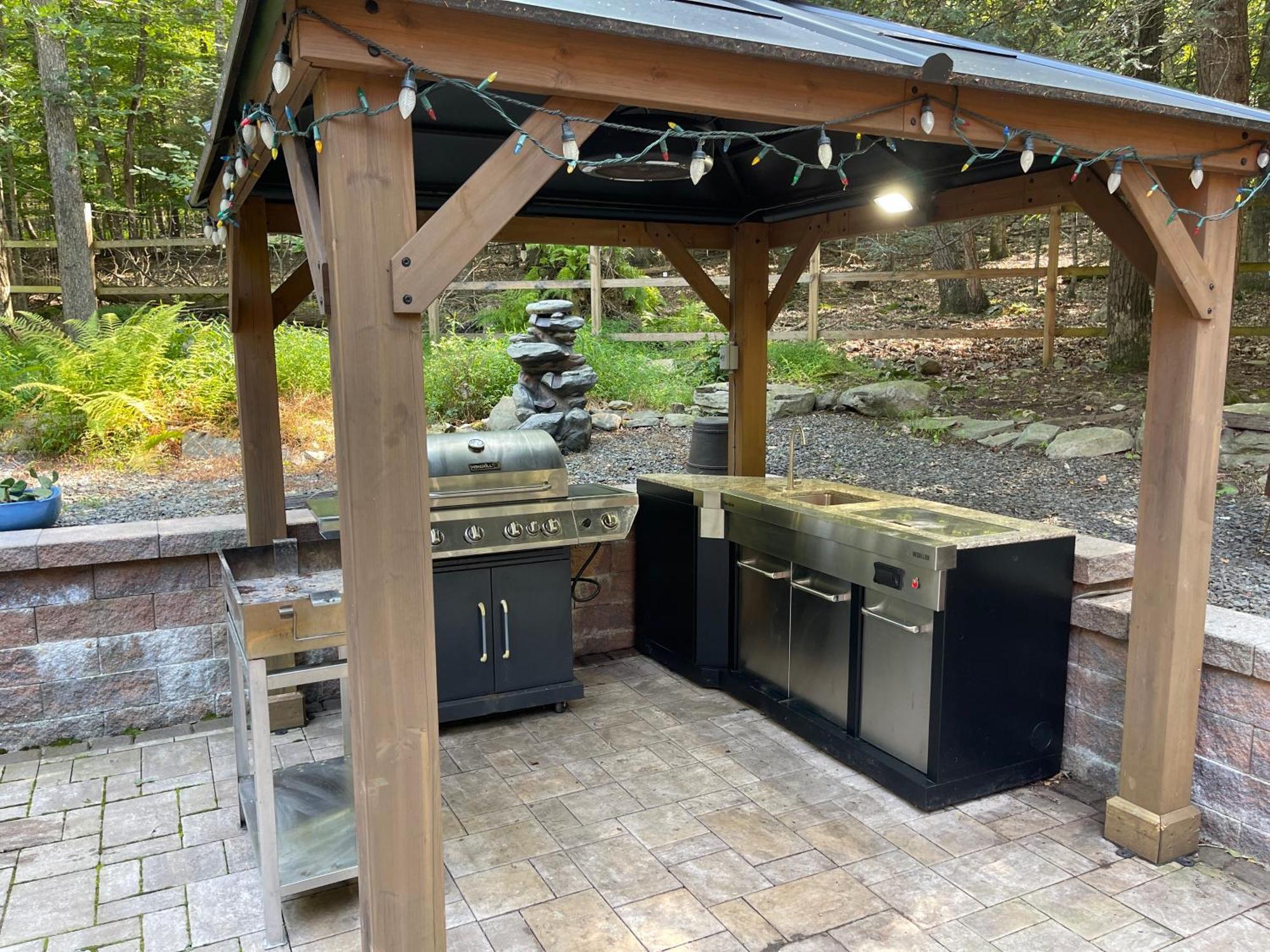 Holiday home Luxury Pocono Retreat With Hot Tub, Sauna, Fire Pit, And Patio East Stroudsburg