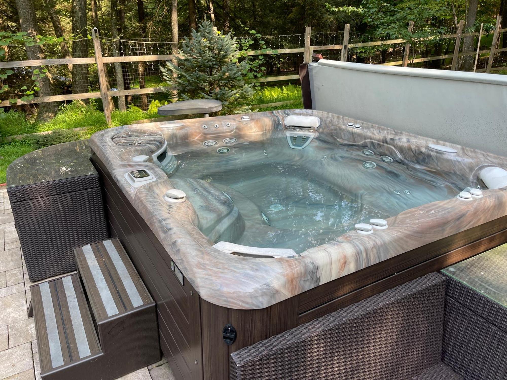Luxury Pocono Retreat With Hot Tub, Sauna, Fire Pit, And Patio Holiday home East Stroudsburg