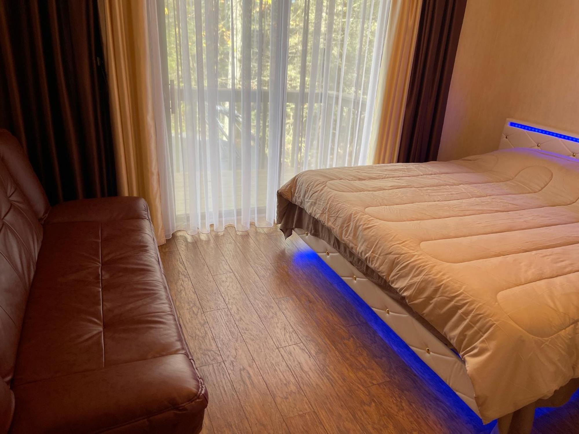 Holiday home Luxury Pocono Retreat With Hot Tub, Sauna, Fire Pit, And Patio *