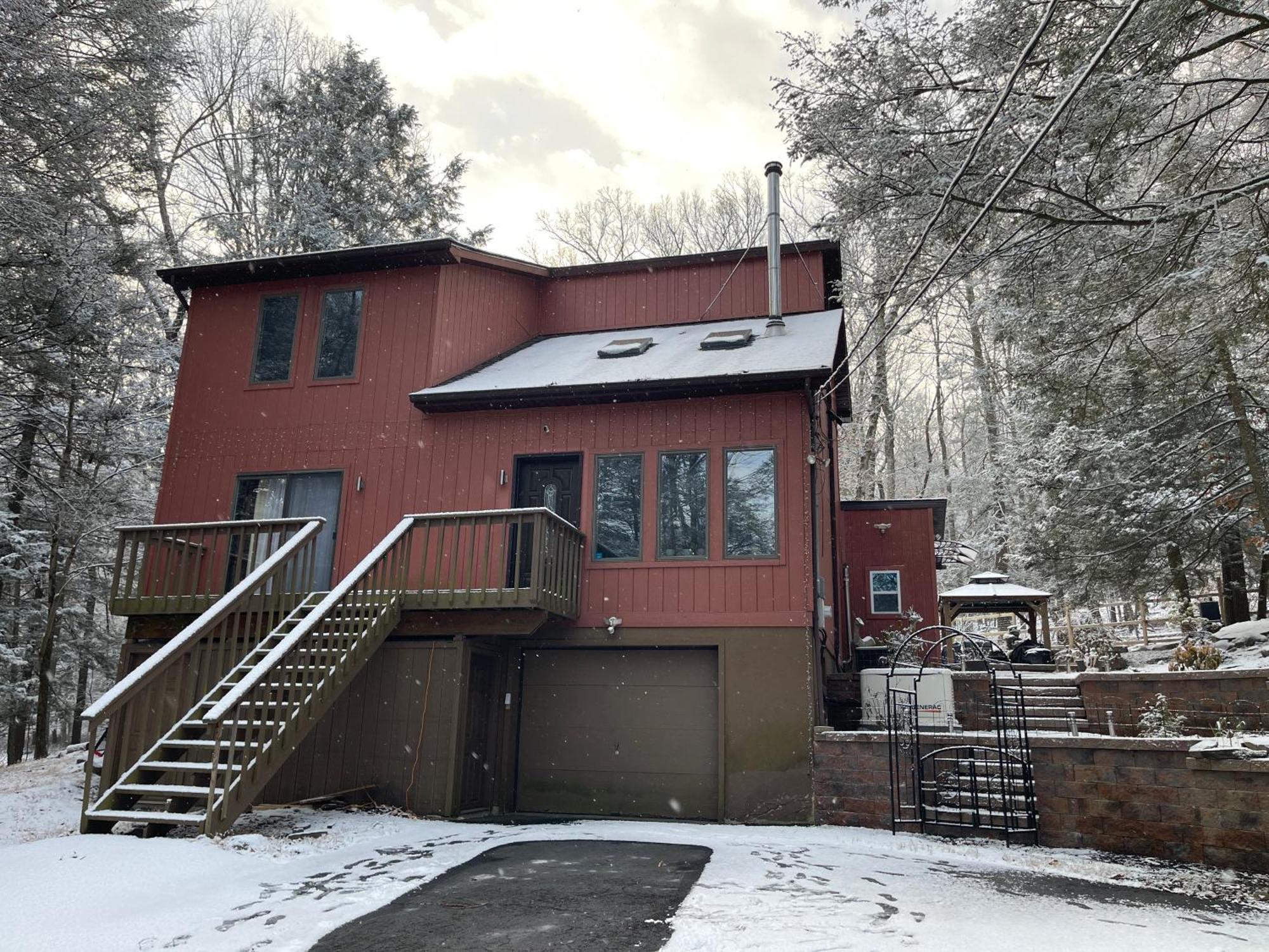 Holiday home Luxury Pocono Retreat With Hot Tub, Sauna, Fire Pit, And Patio *